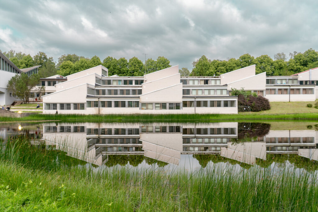 Set in a secluded landscape of forest and water, KiKuMu unfolded across four distinct stages – two indoors and two beneath the open sky, including one beside the lake. Photo by Andrea Forlani.