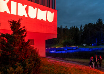 Set in a secluded landscape of forest and water, KiKuMu unfolded across four distinct stages – two indoors and two beneath the open sky, including one beside the lake. Photo by Andrea Forlani.