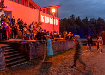 Set in a secluded landscape of forest and water, KiKuMu unfolded across four distinct stages – two indoors and two beneath the open sky, including one beside the lake. Photo by Andrea Forlani.