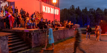Set in a secluded landscape of forest and water, KiKuMu unfolded across four distinct stages – two indoors and two beneath the open sky, including one beside the lake. Photo by Andrea Forlani.
