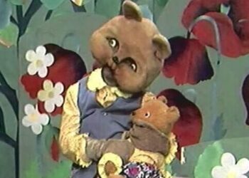 Mõmmi clutches a teddy for reassurance – children were less reassured. Credit: ERR