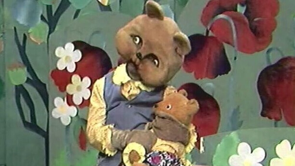 Mõmmi clutches a teddy for reassurance – children were less reassured. Credit: ERR