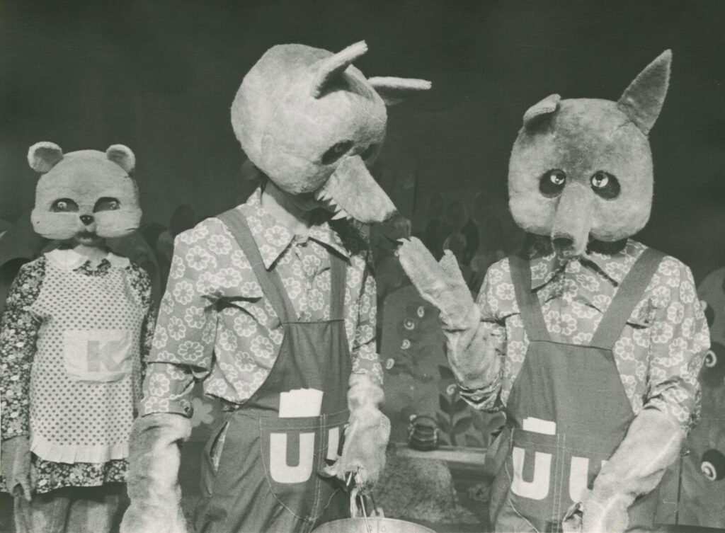 From "Mõmmi ja aabits": the wolves debate supper, while Mõmmi’s sister quietly regrets turning up. Photo: ERR