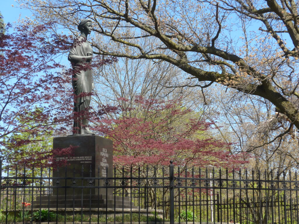 Statue of Lesya Ukrainka by Mykhailo Chereshniovsky, erected in 1975 in Toronto’s High Park. The inscription reads: “Whoever liberates themselves shall be free; whoever is liberated by others shall remain captive.” Photo by Bert397/CC BY-SA 4.0 licence.