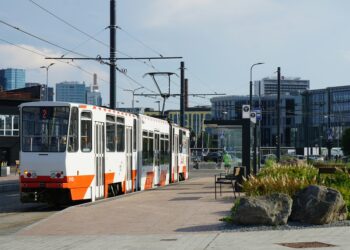 Under the campaign “Learn Estonian on the go!”, short phrases and illustrations are now appearing on buses, trams and at stops across Tallinn. Photo by Marek Lumi/Unsplash.