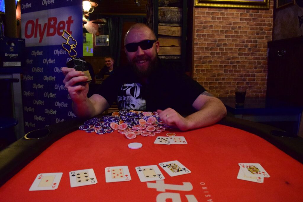 Valmar Veste, EKRE’s mayoral candidate in Pärnu, posing at a poker table with casino chips and a trophy – a stark contrast to his populist image of modest means. Photo: Facebook.