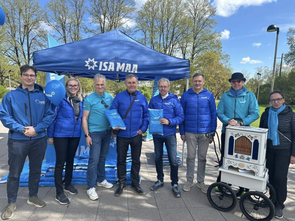 Isamaa campaigning in Tartu in May 2025. The party went on to win the local election on 19 October – the first time since 1996 that anyone other than the Reform Party has triumphed in Estonia’s second-largest city. Photo: Isamaa.