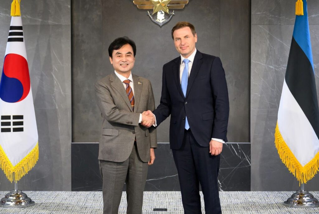 The Estonian defence minister, Hanno Pevkur, and his Korean counterpart, Ahn Gyu-back, after signing the defence cooperation agreement. Photo by the Estonian defence ministry.