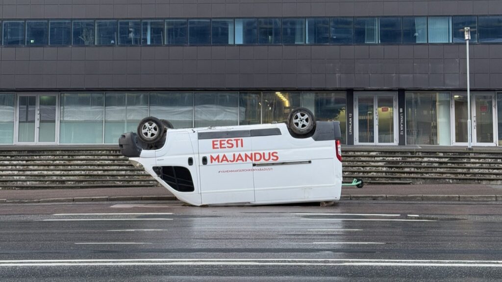 The liberal-conservative Parempoolsed turned vans upside down across Tallinn as a campaign stunt – a metaphor, said party leader Lavly Perling, for Estonia’s economy being “on its back.” Photo: Parempoolsed.