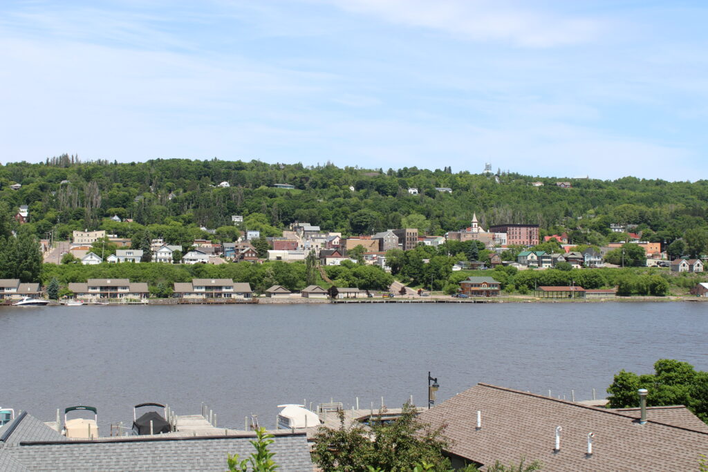 View of Hancock, Michigan from Houghton, Michigan. Photo by Chris857/CC BY-SA 4.0 licence.