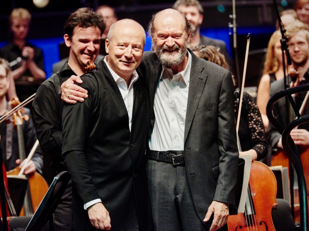 Paavo Järvi (left), Arvo Pärt and the Pärnu Festival Orchestra. Photo by Kaupo Kikkas.