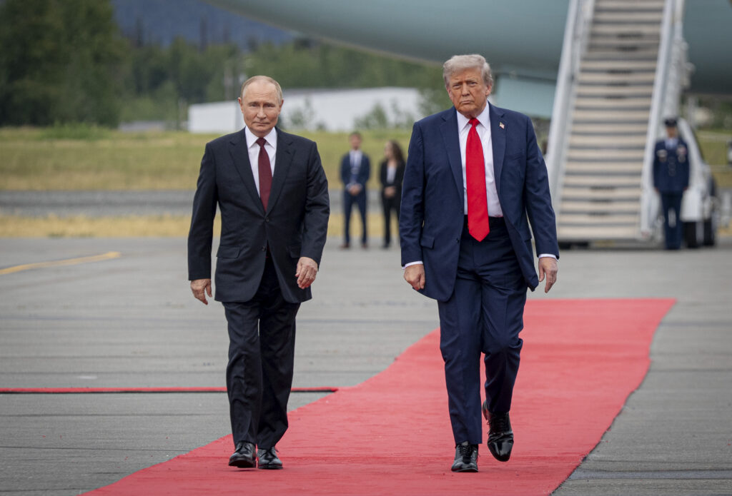 US President Donald Trump welcomes Russian President Vladimir Putin to Joint Base Elmendorf–Richardson in Anchorage, Alaska, on 15 August 2025. The summit ended without agreement, as Trump implied that Ukraine should cede territory to end the war. Photo by Benjamin Applebaum / public domain.