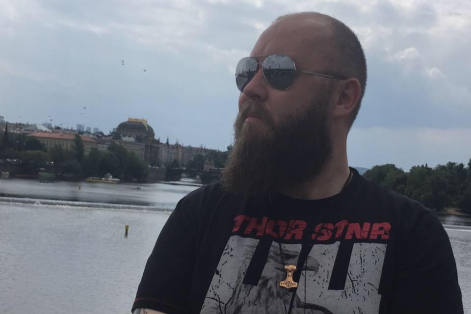 Valmar Veste, EKRE’s mayoral candidate in Pärnu, wearing a Thor Steinar shirt – a brand linked in Germany to far-right and neo-Nazi symbolism. Photo: Facebook.