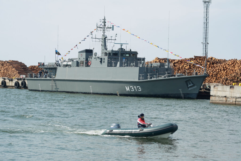 Admiral Cowan (hull number M313) is a Sandown-class minehunter serving in the Estonian Navy. Since 2013, following the decommissioning of Admiral Pitka, Admiral Cowan has been the navy’s flagship. Photo by Wkentaur, shared under the CC BY-SA 3.0 licence.