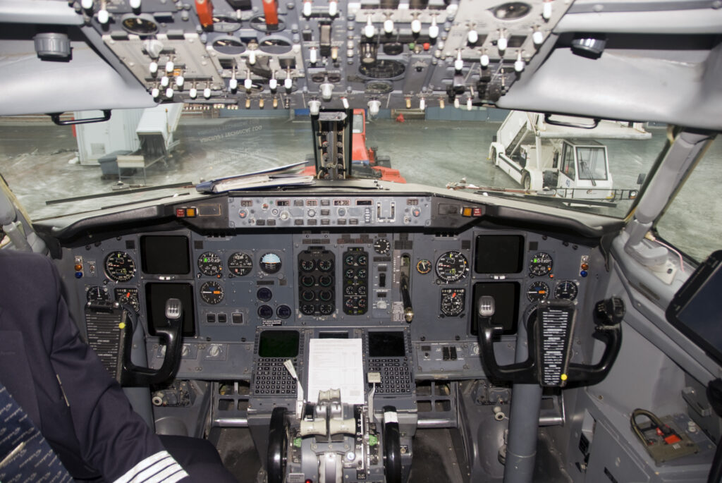 Inside the Boeing 737 Classic cockpit. Photo by Alasdair McLellan, shared under the CC BY-SA 3.0 licence.