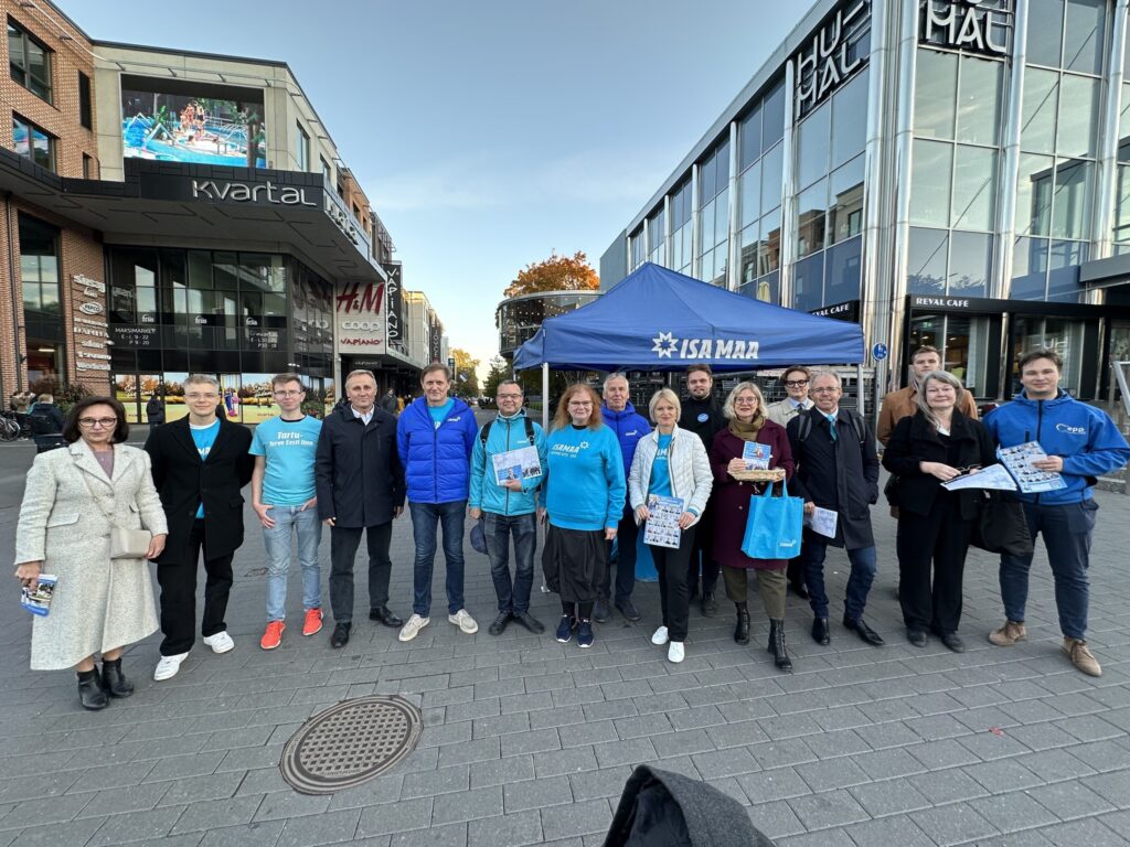 Isamaa politicians campaigning in Tartu before the recent local elections. Photo: Facebook.
