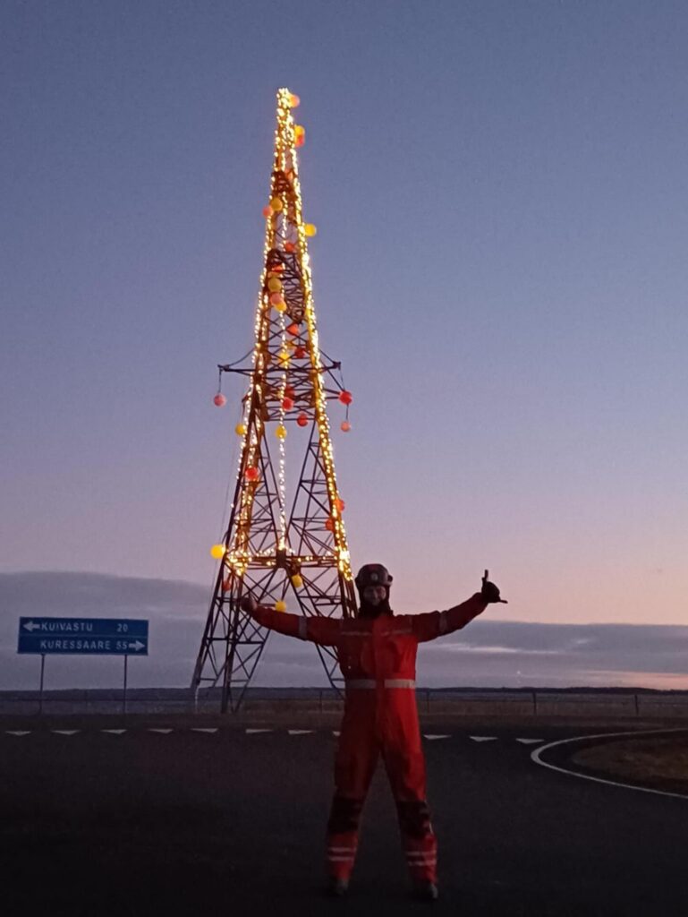 Originally, Hanso imagined a birdwatching tower and a hiking trail. Legal complications and institutional resistance stalled those plans. But Christmas, it turns out, offers its own loophole. Private collection.