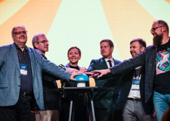 At Startup Day in Tartu, Estonia’s economic affairs minister Erkki Keldo (fourth from the left) unveiled a new chapter in national innovation: a €12.6 million programme, launched with science parks and universities, to accelerate the growth of deep-tech companies. Photo: Startup Day.