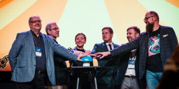 At Startup Day in Tartu, Estonia’s economic affairs minister Erkki Keldo (fourth from the left) unveiled a new chapter in national innovation: a €12.6 million programme, launched with science parks and universities, to accelerate the growth of deep-tech companies. Photo: Startup Day.