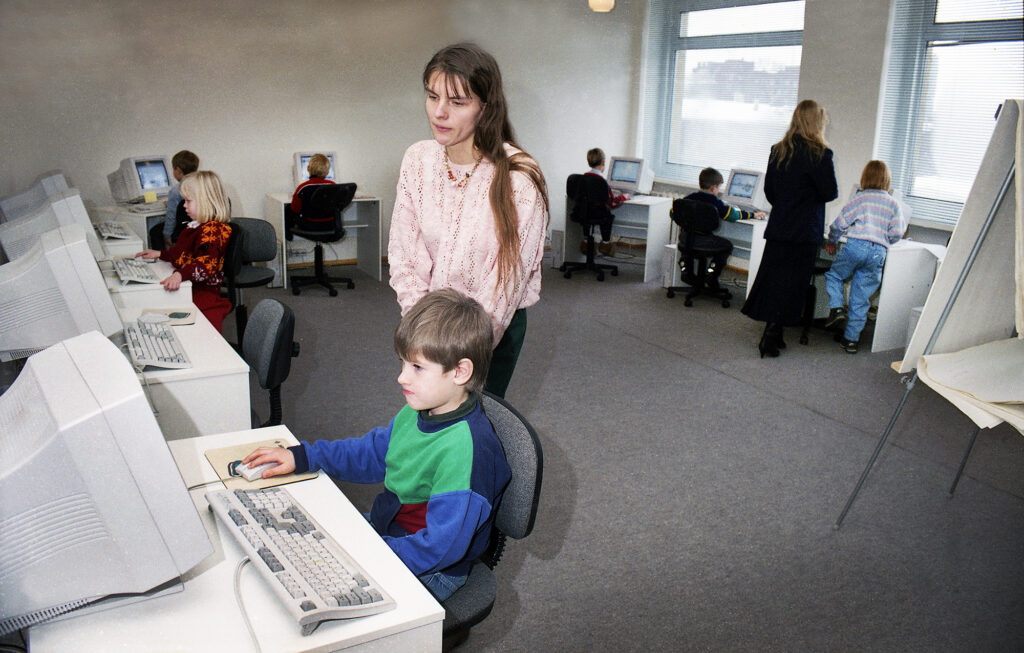 Computer classroom in Estonia, 1996. Photo by Jaan Künnap, shared under a CC BY-SA 4.0 licence.