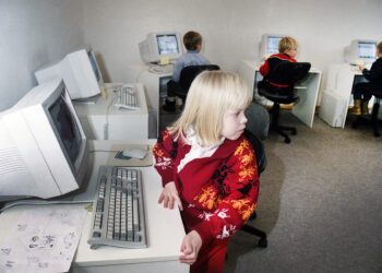 Computer classroom in Estonia, 1996. Photo by Jaan Künnap, shared under a CC BY-SA 4.0 licence.