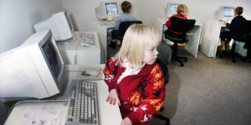 Computer classroom in Estonia, 1996. Photo by Jaan Künnap, shared under a CC BY-SA 4.0 licence.