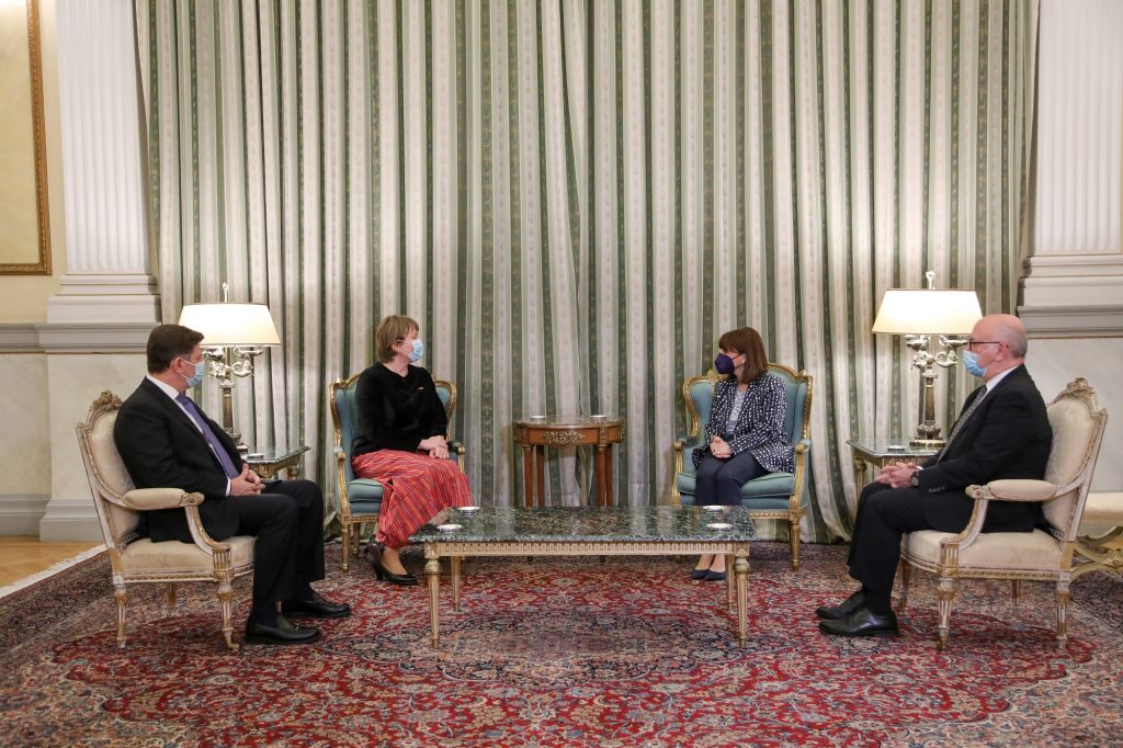 Estonian Ambassador to Greece Karin Rannu, second left, presents her credentials to President Katerina Sakellaropoulou, second right, in 2022. Photo: the Estonian foreign ministry.