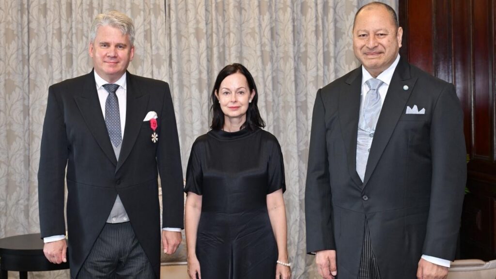 On 25 March, Estonia’s ambassador to the Kingdom of Tonga, Jaan Reinhold (first left), presented his credentials to King Tupou VI (first right) in the Pacific island kingdom. Photo: the Estonian foreign ministry.