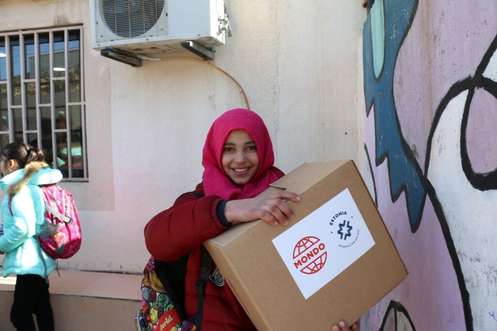 A girl carries an aid parcel distributed by Mondo and supported by Estonia’s humanitarian assistance in Lebanon. Photo: Mondo.