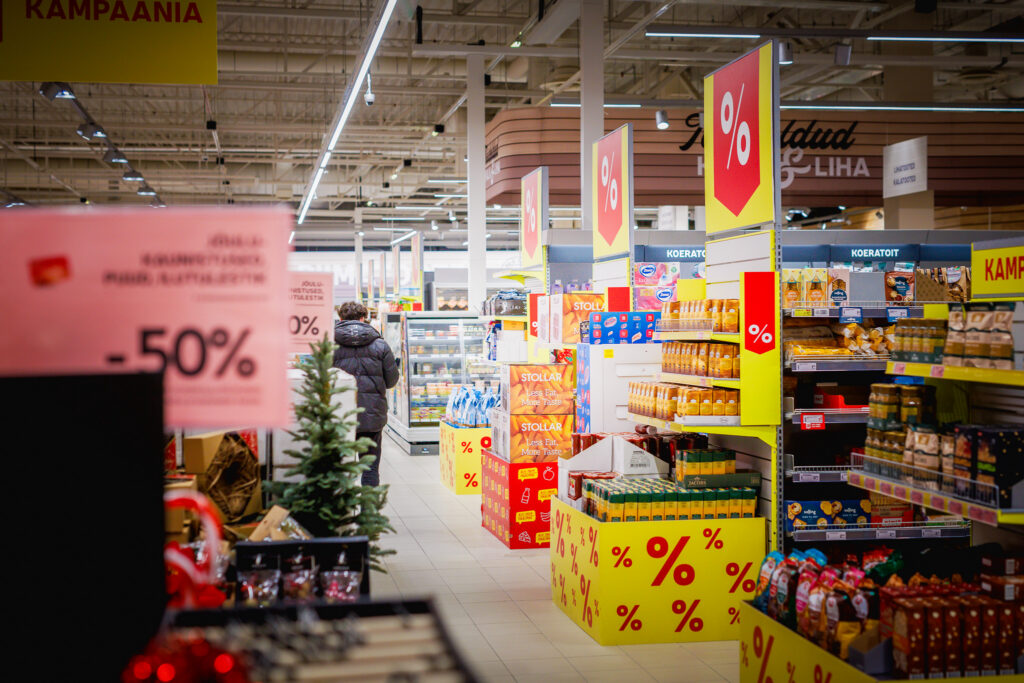 Discount signs inside a Rimi supermarket reflect growing price sensitivity among Estonian shoppers. Photo: Rimi.