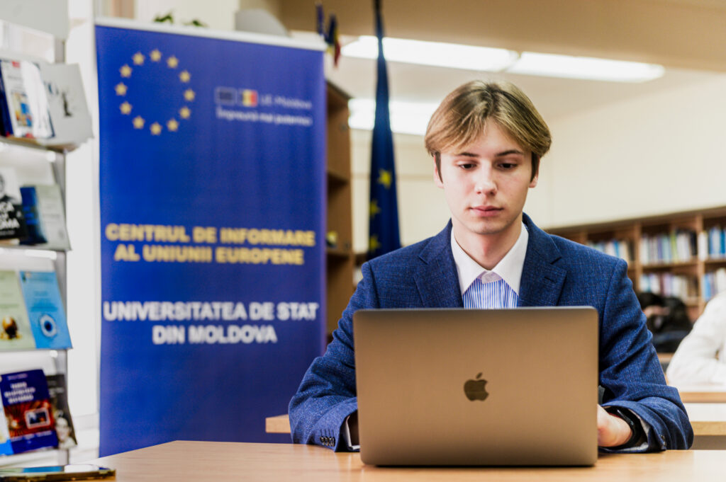 After ten years abroad, Nichita Crivonosov returned from Moscow to Chișinău, where he joined the Moldova and EU Integration course to better understand his country’s European path. Photo by Iurie Gandrabura.