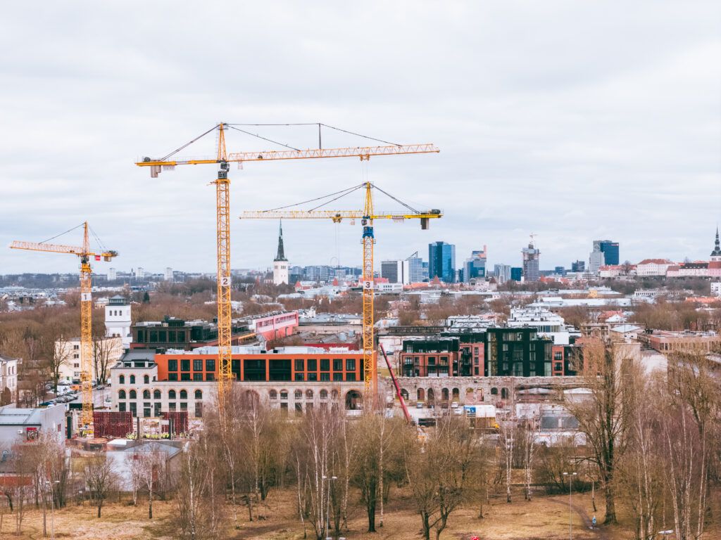 Construction cranes over the Volta quarter in Põhja-Tallinn, with Tallinn’s skyline in the background. Photo by Kaupo Kalda.