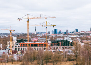 Construction cranes over the Volta quarter in Põhja-Tallinn, with Tallinn’s skyline in the background. Photo by Kaupo Kalda.
