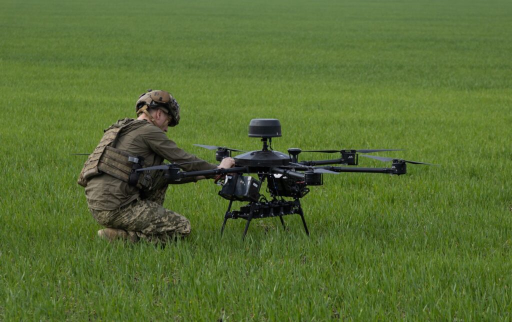 یکی از اعضای نیروهای سیستم های بدون سرنشین اوکراین یک UCAV خون آشام را در میدان آزمایش می کند. عکس توسط АрміяІнформ / CC BY 4.0 licence.