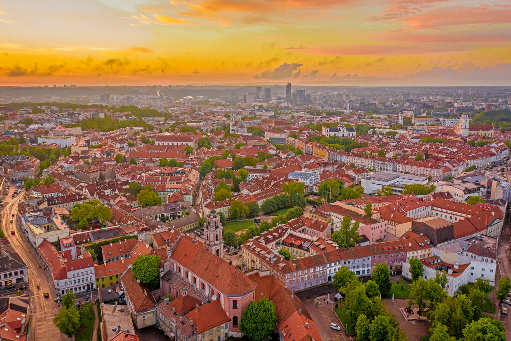 Pilies Street in Vilnius Old Town, Lithuania. In the author’s view, Vilnius has succeeded in bringing more life, visitors and business into its historic centre than Tallinn. Photo by Augustas Didžgalvis, CC BY-SA 4.0.