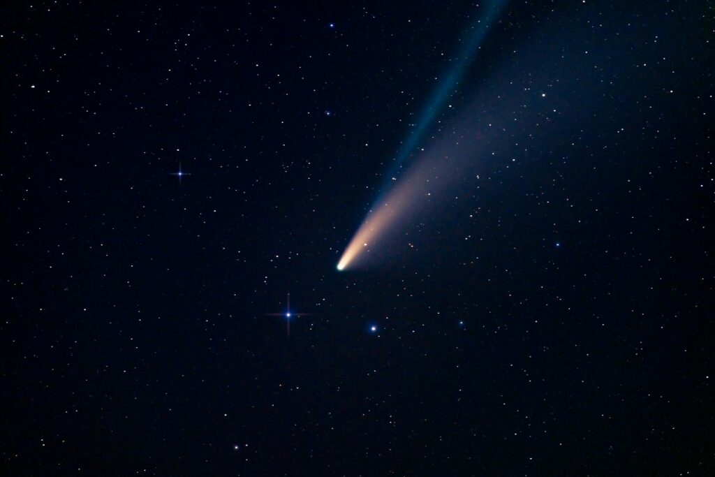 A comet crosses the night sky. Estonia’s first deep-space camera will fly on ESA’s Comet Interceptor mission, designed to study an ancient comet from the outer reaches of the Solar System. Photo by Justin Wolff/Unsplash.