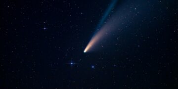 A comet crosses the night sky. Estonia’s first deep-space camera will fly on ESA’s Comet Interceptor mission, designed to study an ancient comet from the outer reaches of the Solar System. Photo by Justin Wolff/Unsplash.