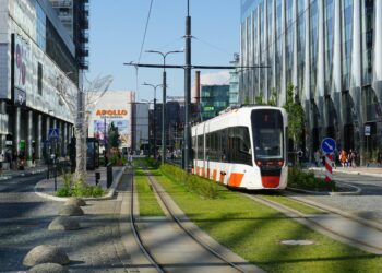 A tram in central Tallinn. The city plans to buy 22 bidirectional trams as it rethinks how to expand its public transport network. Photo by Marek Lumi/Unsplash.