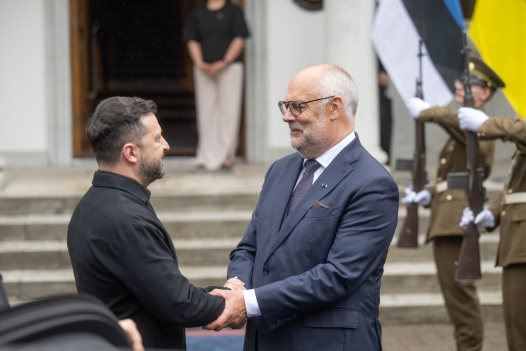 The Estonian president, Alar Karis, welcomes the Ukrainian president, Volodymyr Zelenskyy, in Tallinn on 9 June 2026. Photo by Raigo Pajula.