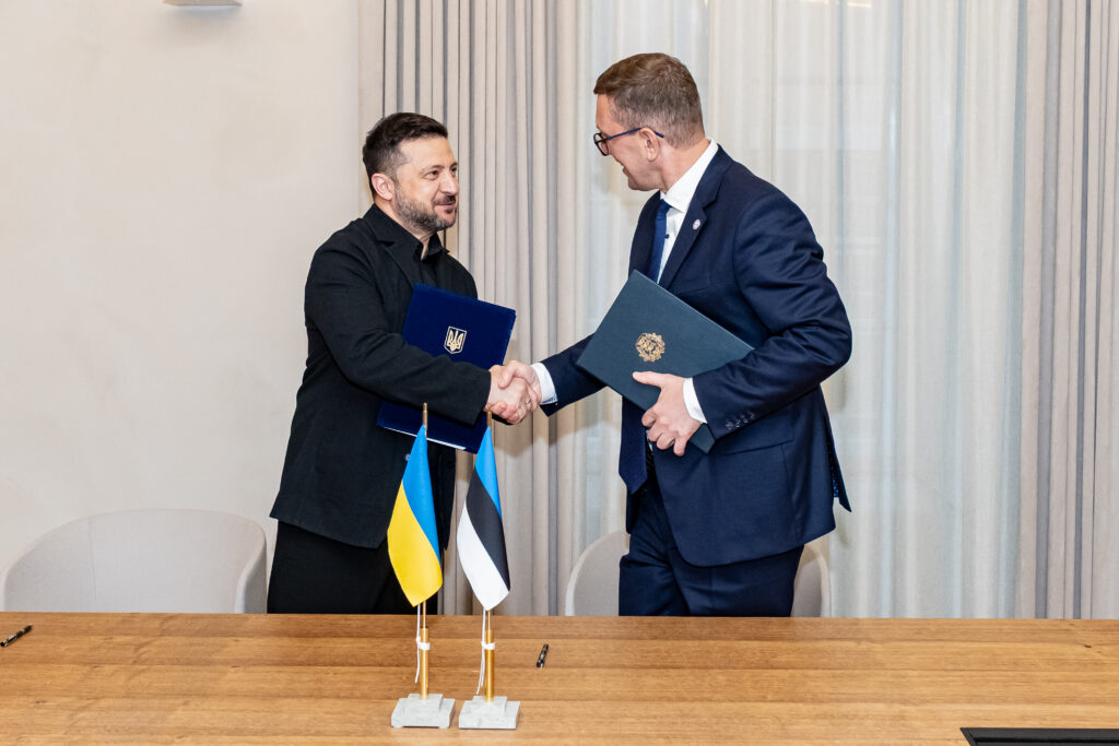 The Ukrainian president, Volodymyr Zelenskyy, and the Estonian prime minister, Kristen Michal, sign a joint declaration on enhanced security and defence cooperation in Tallinn on 9 June 2026. Photo by Stenbock House.