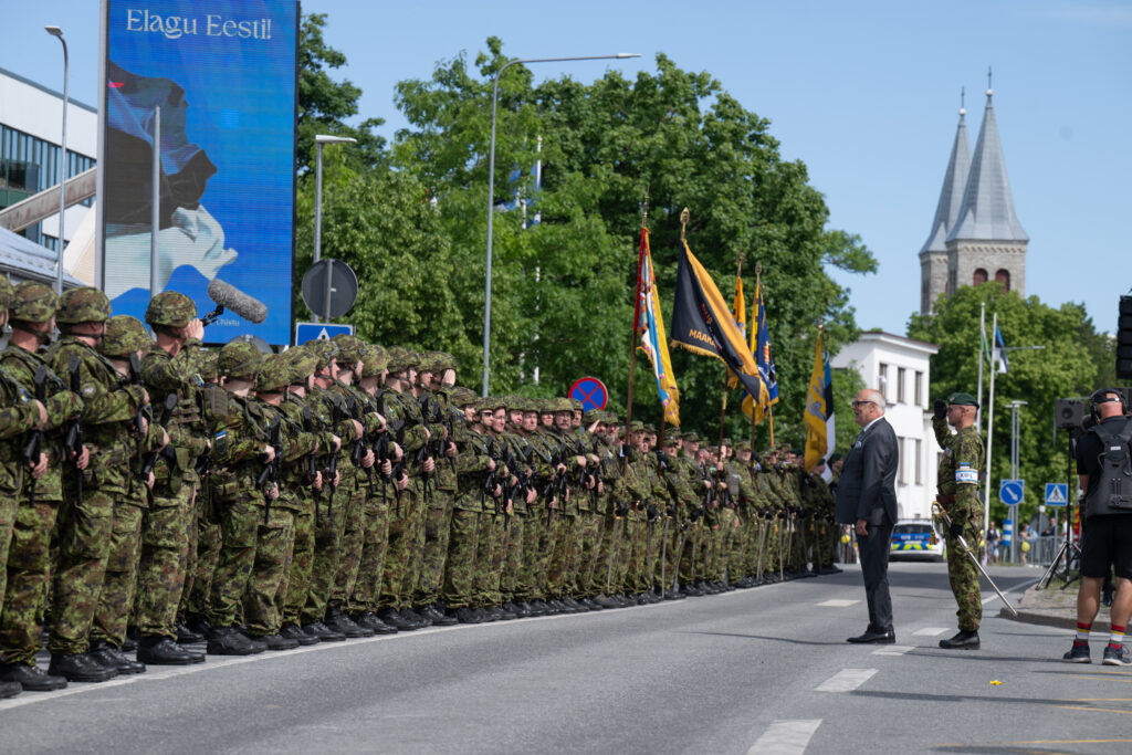 President Alar Karis inspecting Estonian Defence Forces troops during the Victory Day parade in Rapla. Photo by Raigo Pajula.