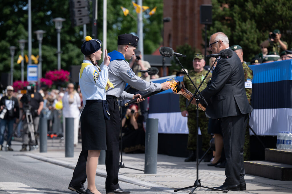 President Alar Karis lights the Victory Day flame at the parade in Rapla. Photo by Raigo Pajula.