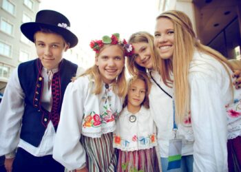 Young Estonians in folk costumes at the West Coast Estonian Days in 2013. Photo by Kiino Villand.