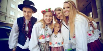 Young Estonians in folk costumes at the West Coast Estonian Days in 2013. Photo by Kiino Villand.