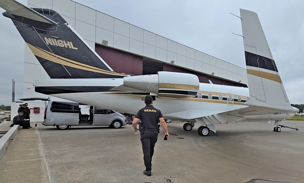 The Bombardier Challenger 604 jet inspected by Paraguayan anti-drug agents at Silvio Pettirossi International Airport. Photo by SENAD.