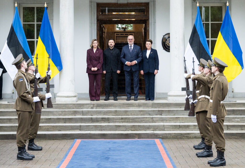 The Ukrainian president, Volodymyr Zelenskyy, and the Estonian president, Alar Karis, joined by Ukraine’s First Lady, Olena Zelenska, and Estonia’s First Lady, Sirje Karis, pose during Zelenskyy’s visit to Estonia on 9 June 2026. Photo by Raigo Pajula.