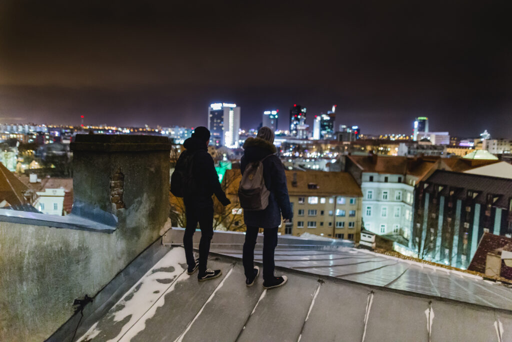 Young people look out over Tallinn’s skyline at night. A new report warns that Estonia’s youth mental health crisis is affecting young people’s participation in society and their ability to make independent decisions. Photo by Taaniel Malleus.