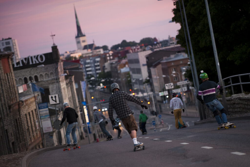 Young skateboarders ride downhill in Tallinn. The Foresight Centre says young Estonians have more opportunities to participate than before, but many feel their choices have little real impact. Photo by Jaanus Ree.