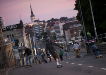 Young skateboarders ride downhill in Tallinn. The Foresight Centre says young Estonians have more opportunities to participate than before, but many feel their choices have little real impact. Photo by Jaanus Ree.