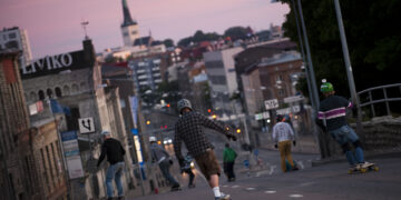 Young skateboarders ride downhill in Tallinn. The Foresight Centre says young Estonians have more opportunities to participate than before, but many feel their choices have little real impact. Photo by Jaanus Ree.